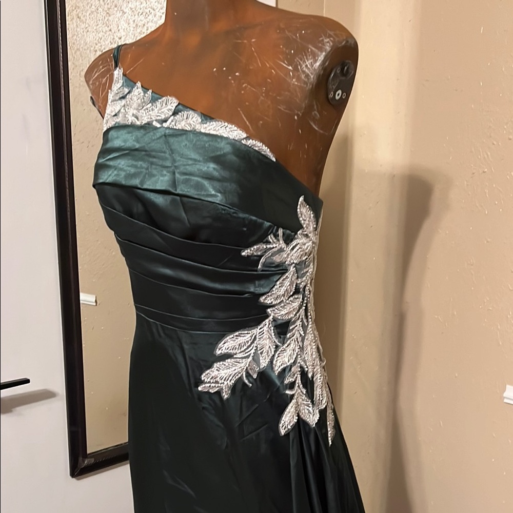 Elegant Green One-Shoulder Dress with Silver Leaf Detailing